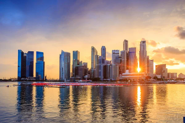 Ουρανοξύστης της Σιγκαπούρης σε ένα όμορφο ηλιοβασίλεμα — Φωτογραφία Αρχείου