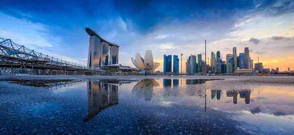 Skyline de Singapura um belo pôr do sol — Fotografia de Stock