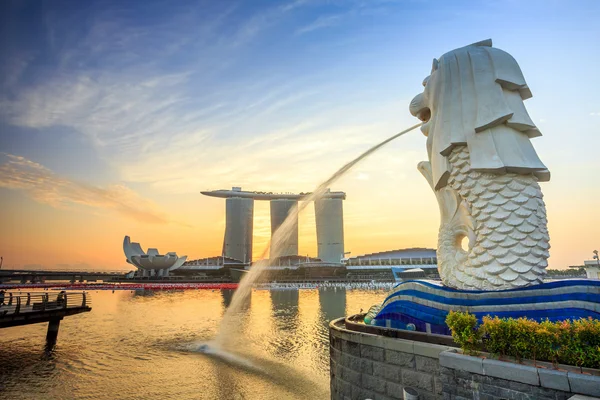 Východ slunce ráno v marina bay v Singapuru — Stock fotografie