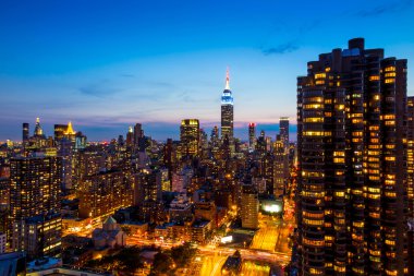 New york şehir silüeti gün batımında kentsel gökdelenler ile.