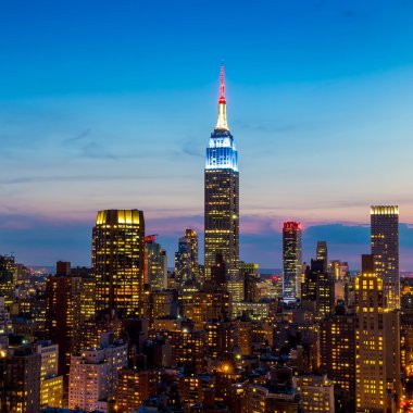 New york şehir silüeti gün batımında kentsel gökdelenler ile.
