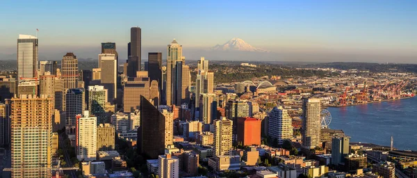 Seattle skyline in schemerlicht — Stockfoto