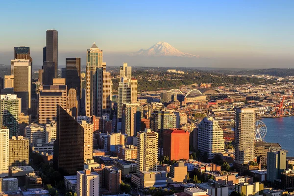 Seattle manzarası alacakaranlıkta — Stok fotoğraf