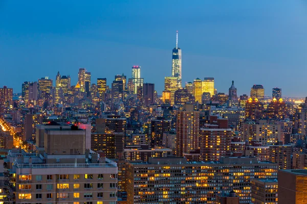 New york şehir silüeti gün batımında kentsel gökdelenler ile. — Stok fotoğraf