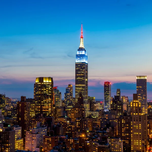 Nova York skyline com arranha-céus urbanos ao pôr-do-sol . — Fotografia de Stock