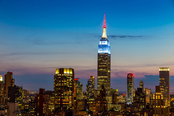 Нью-Йорк с городскими небоскребами на закате
.