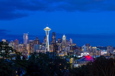 Seattle skyline panorama kerry Parkı'ndan görüldüğü gün batımında