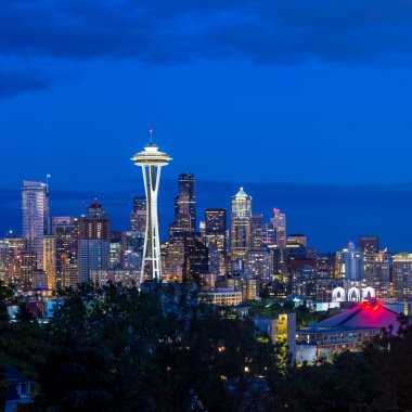Seattle skyline panorama kerry Parkı'ndan görüldüğü gün batımında