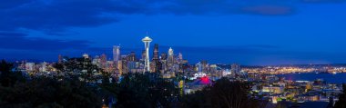 Seattle skyline panorama kerry Parkı'ndan görüldüğü gün batımında