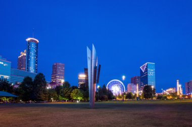 Güneş battıktan sonra mavi saat sırasında Atlanta Centennial Olympic Park