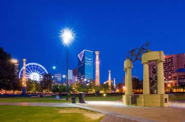 Güneş battıktan sonra mavi saat sırasında Atlanta Centennial Olympic Park