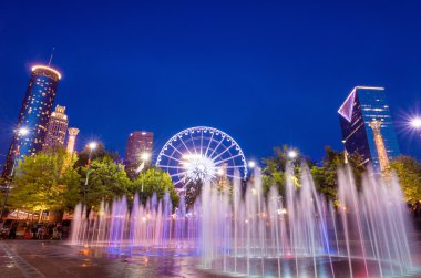 Güneş battıktan sonra mavi saat sırasında Atlanta Centennial Olympic Park