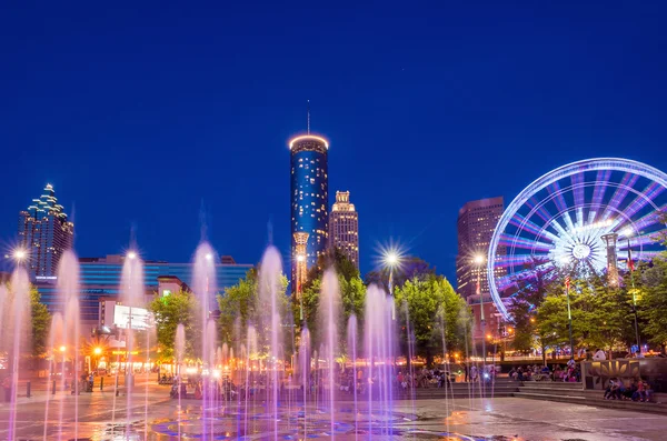 Güneş battıktan sonra mavi saat sırasında Atlanta Centennial Olympic Park