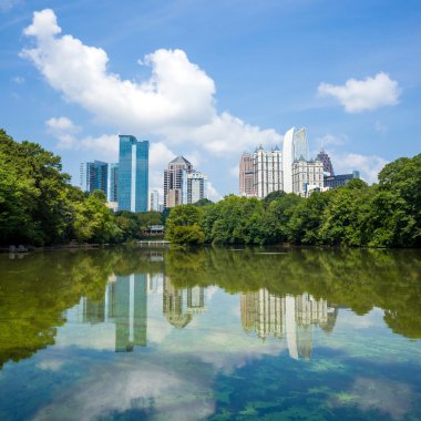 Manzarası ve midtown Atlanta, Georgia yansımaları 