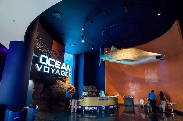 Interior of Georgia Aquarium with the people — Stock Photo, Image