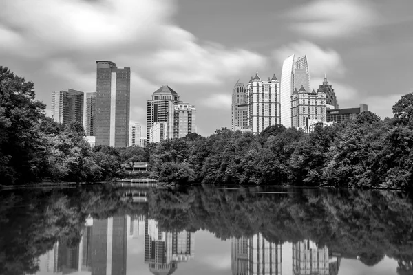 Skyline y reflexiones del centro de Atlanta, Georgia — Foto de Stock