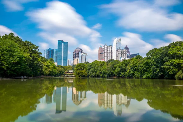 Skyline e reflexões de Midtown Atlanta, Geórgia — Fotografia de Stock