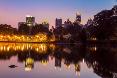  Piedmont Park'ın Lake Meer Atlanta manzarası.