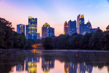  Piedmont Park'ın Lake Meer Atlanta manzarası.