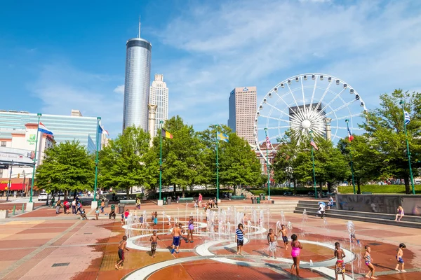 Children play at Centennial Olympic Park — Stock Photo, Image