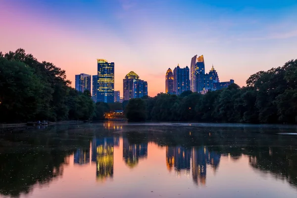 Atlanta panorama z Piemont Park jezero Meer. — Stock fotografie