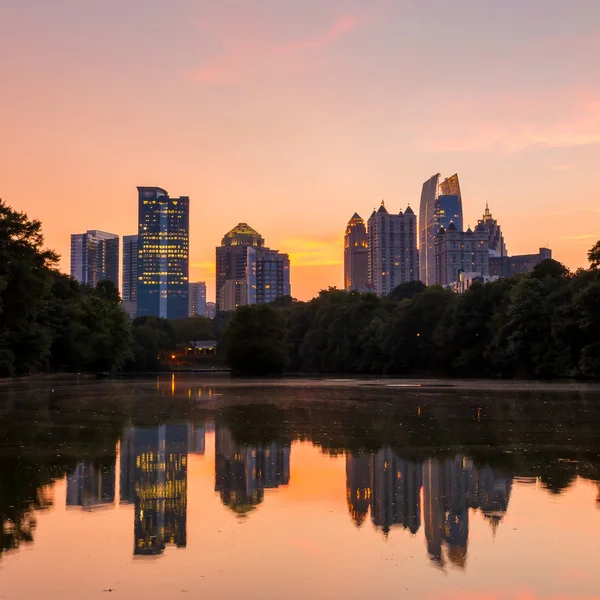 Atlanta Skyline från Piedmont Park sjön Meer. — Stockfoto