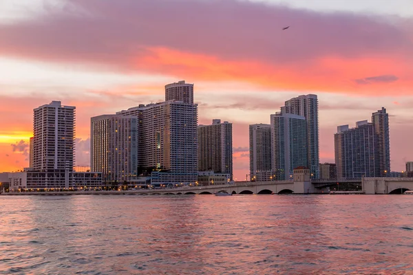 Panoramę miasta Miami w zmierzchu z miejskich wieżowce, marina — Zdjęcie stockowe