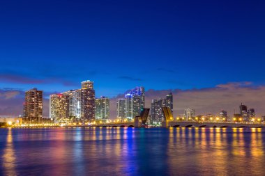 Miami şehir manzarası panorama alacakaranlıkta 