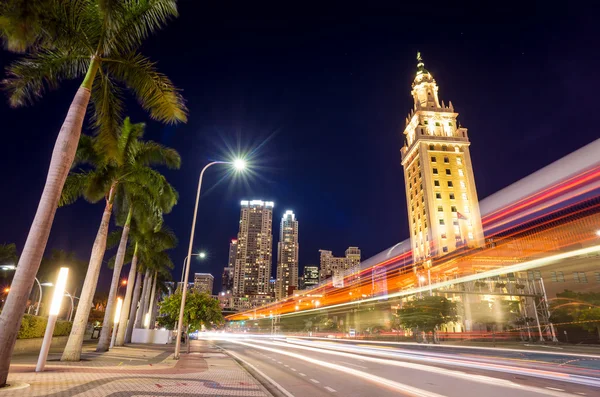 Twilight Miami szabadság-torony — Stock Fotó