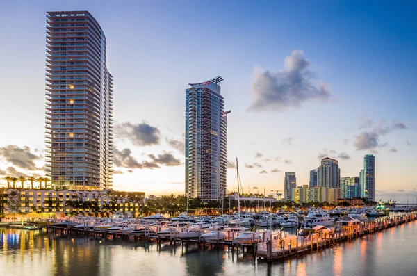 Miami south beach street view with water reflections and the mar — Stock Photo, Image