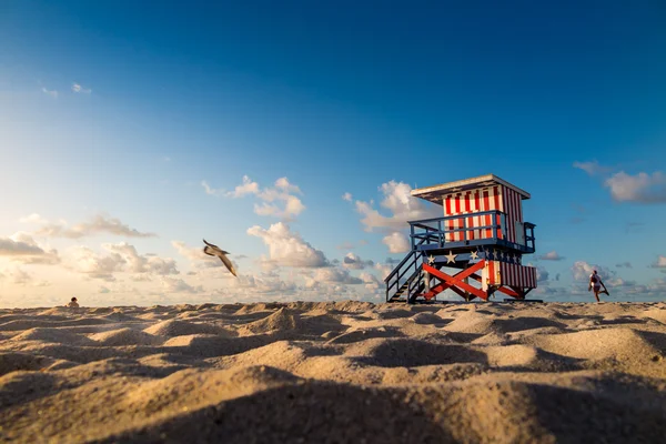 Красочная спасательная башня в Саут-Бич, Майами-Бич , — стоковое фото