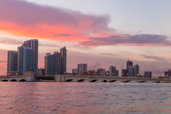 Cidade de Miami skyline no crepúsculo com arranha-céus urbanos, marina an — Fotografia de Stock