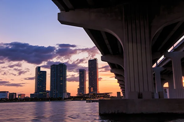 De skyline van de stad van Miami bij avondschemering met stedelijke wolkenkrabbers, marina een — Stockfoto