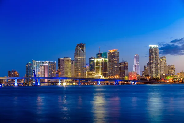 Miami city skyline panorama in schemerlicht — Stockfoto