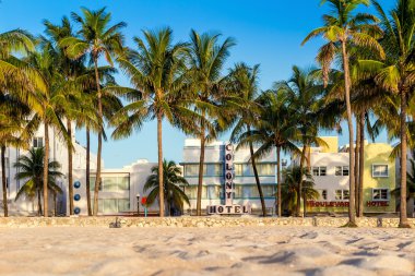 Miami Beach, Florida otel ve restoranlar alacakaranlıkta okyanus