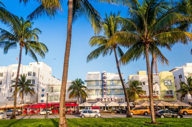 Miami Beach, Florida otel ve restoranlar alacakaranlıkta okyanus