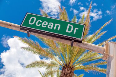 Miami Beach ünlü sokak Ocean Drive sokak tabelası