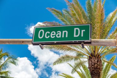 Miami Beach ünlü sokak Ocean Drive sokak tabelası
