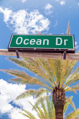 Miami Beach ünlü sokak Ocean Drive sokak tabelası