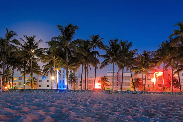 Маямі-Біч готелі та ресторани в сутінки на океан — стокове фото