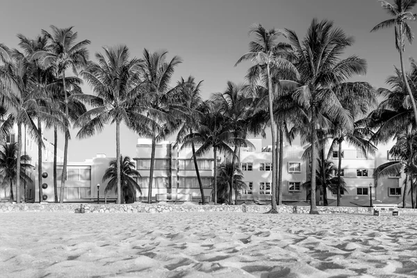 Miami Beach, Floride hôtels et restaurants au crépuscule sur l'océan — Photo