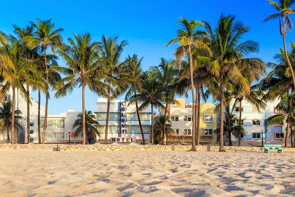 Miami Beach, Florida hotels en restaurants bij avondschemering op oceaan — Stockfoto