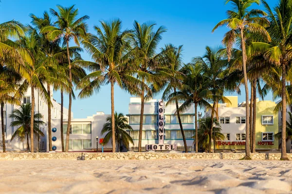 Miami Beach, Florida hotels en restaurants bij avondschemering op oceaan — Stockfoto