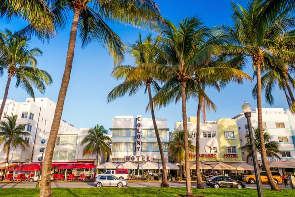 Miami Beach, Florida hotels en restaurants bij avondschemering op oceaan — Stockfoto