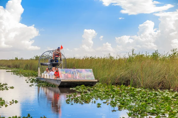 Turistas montando un aerodeslizador en los Everglades — Foto de Stock