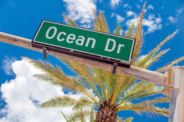 Straßenschild der berühmten Straße Ocean Drive in miami beach — Stockfoto