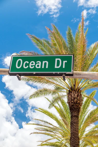 Straßenschild der berühmten Straße Ocean Drive in miami beach — Stockfoto