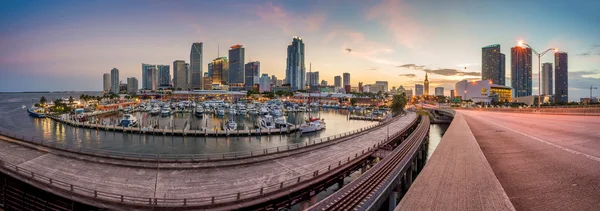 Miami city skyline panorama in schemerlicht — Stockfoto