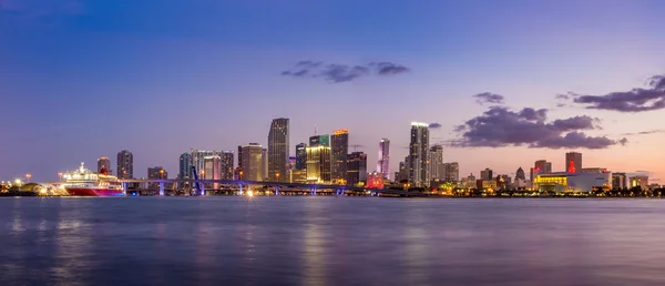 Panorama dello skyline di Miami al crepuscolo — Foto Stock