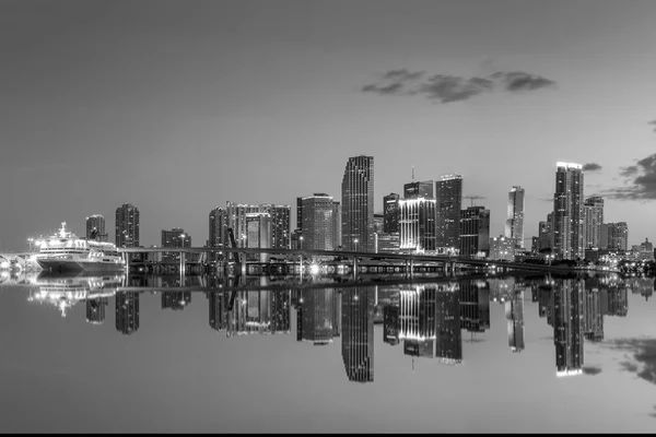 在黄昏时分的迈阿密城市天际线全景 — 图库照片